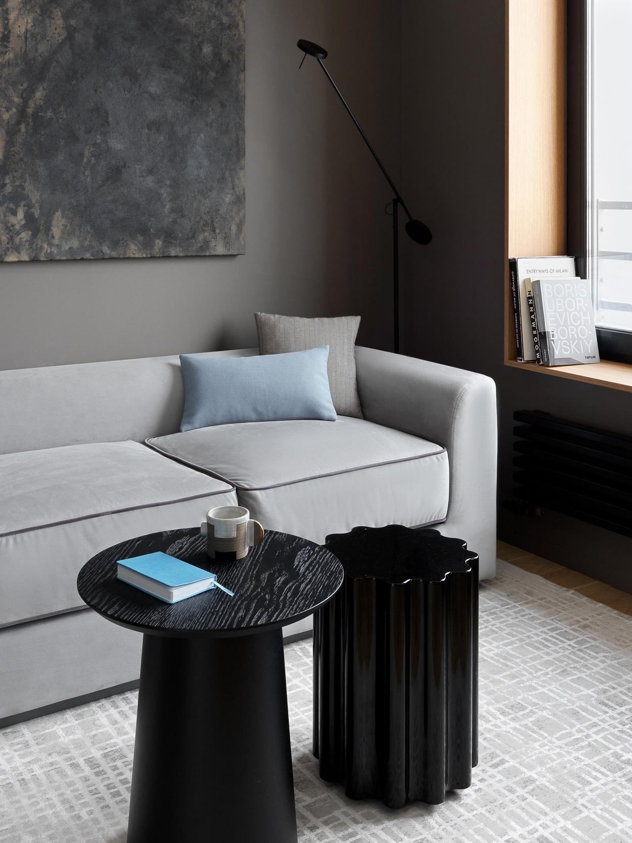 Fekete, fehér, meleg fa és lágy szürke: férfi kényelmes lakása, 36m2 Fekete, fehér, meleg fa és lágy szürke: férfi kényelmes lakása, 36m2