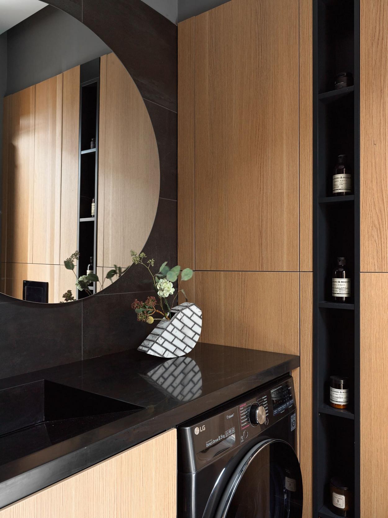 Fekete, fehér, meleg fa és lágy szürke: férfi kényelmes lakása, 36m2 Fekete, fehér, meleg fa és lágy szürke: férfi kényelmes lakása, 36m2