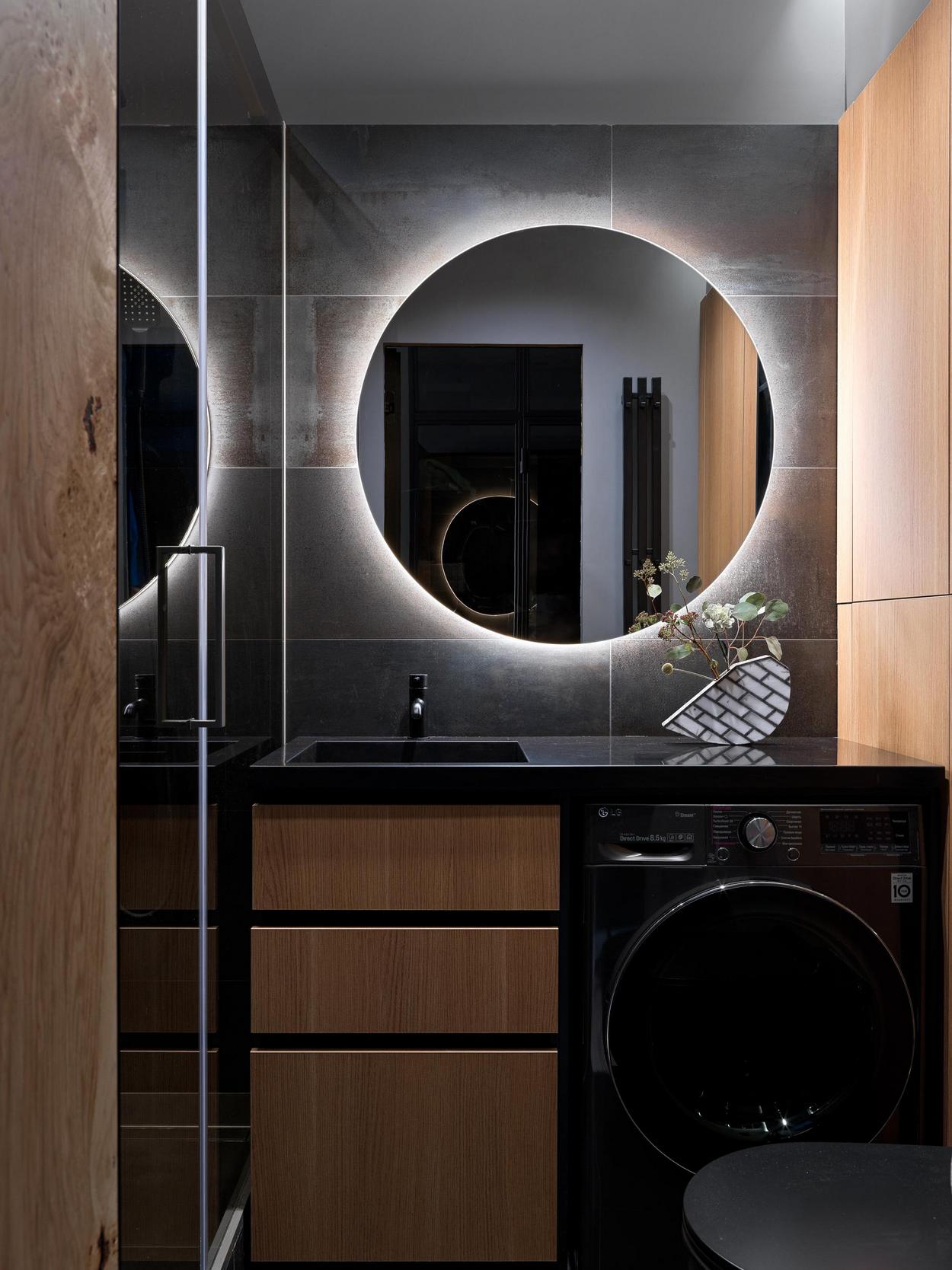 Fekete, fehér, meleg fa és lágy szürke: férfi kényelmes lakása, 36m2 Fekete, fehér, meleg fa és lágy szürke: férfi kényelmes lakása, 36m2