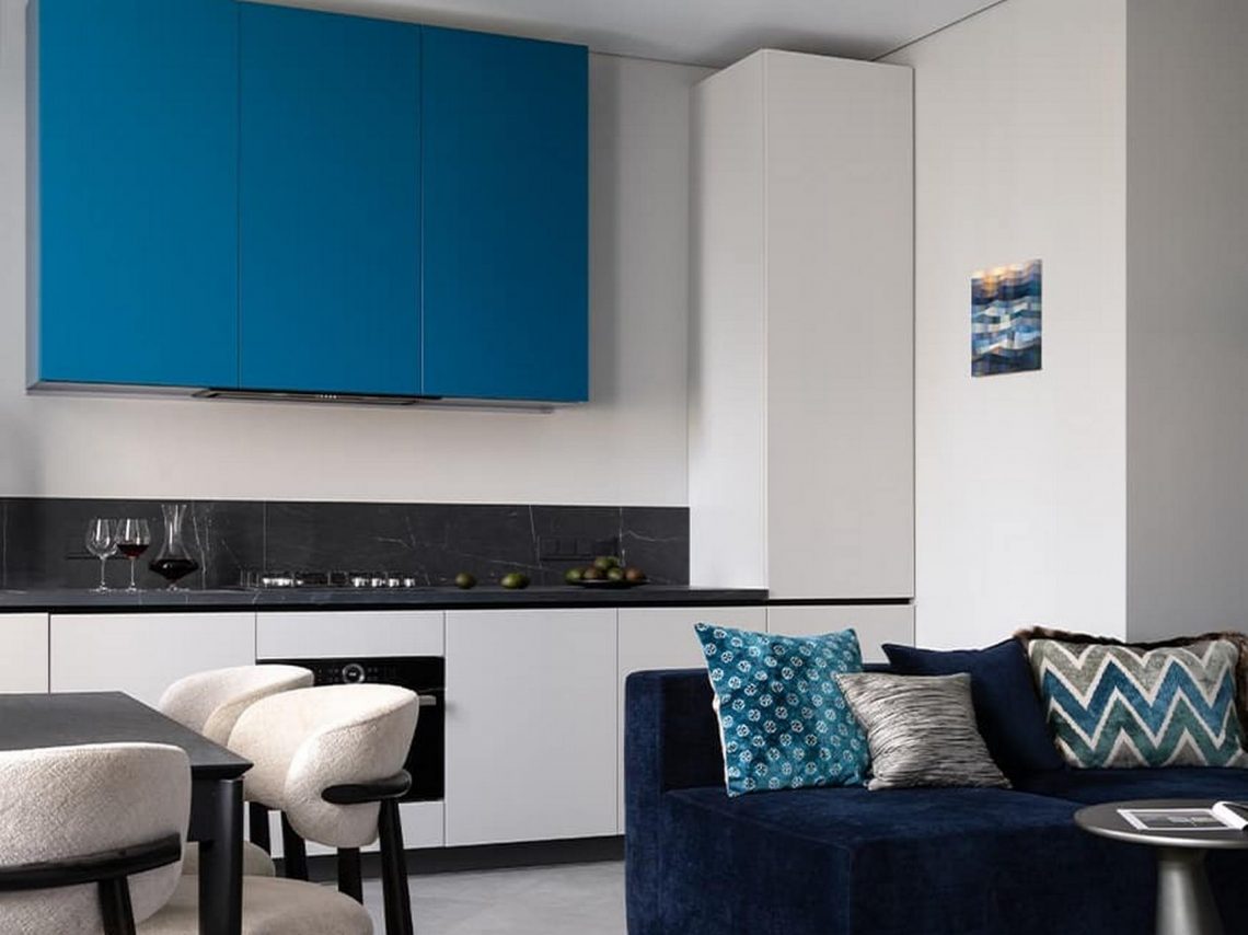 Férfi lakása klasszicista lakóházban: minimalista formák, stukkók, kortárs megoldások