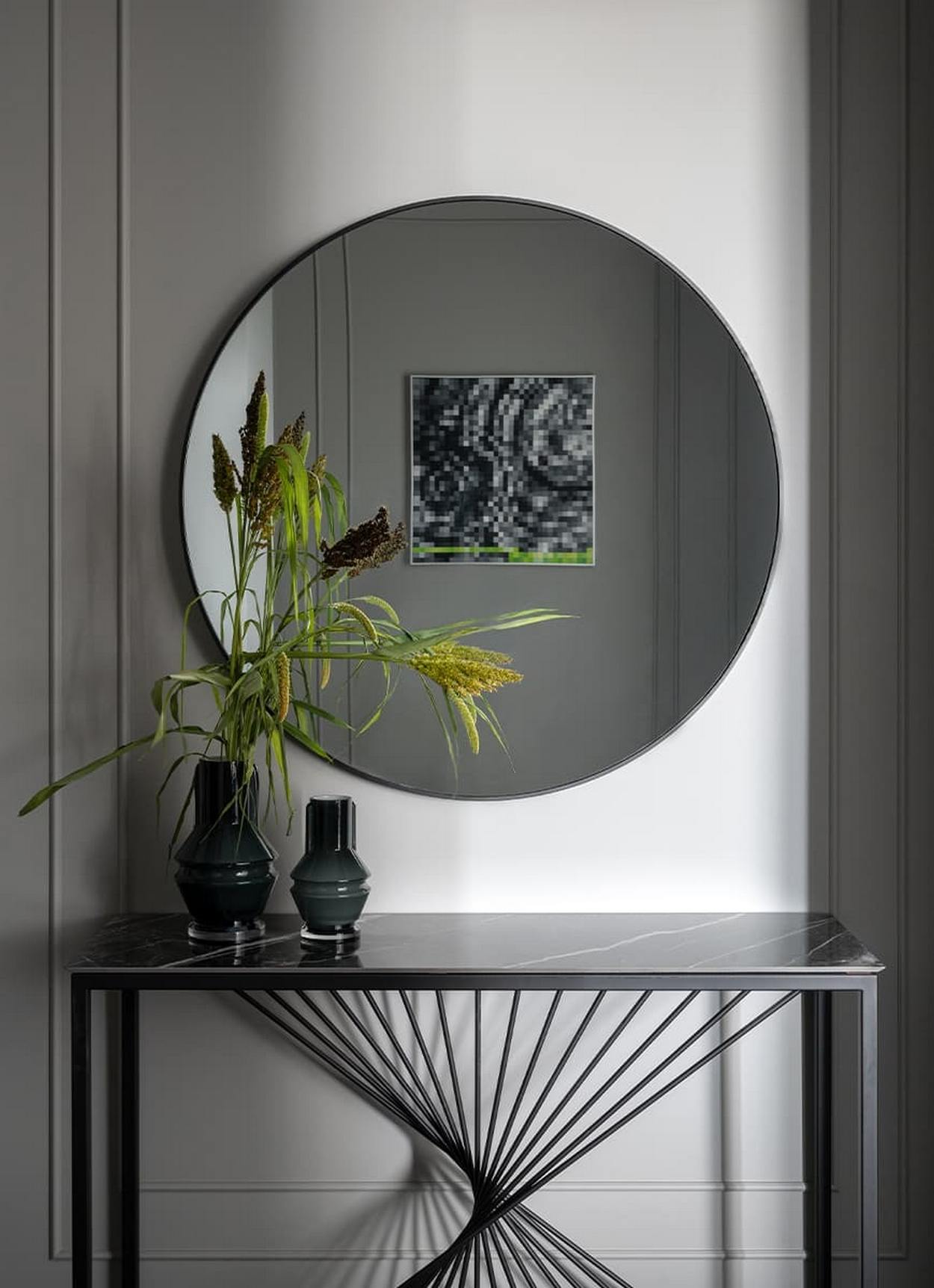 Férfi lakása klasszicista lakóházban: minimalista formák, stukkók, kortárs megoldások