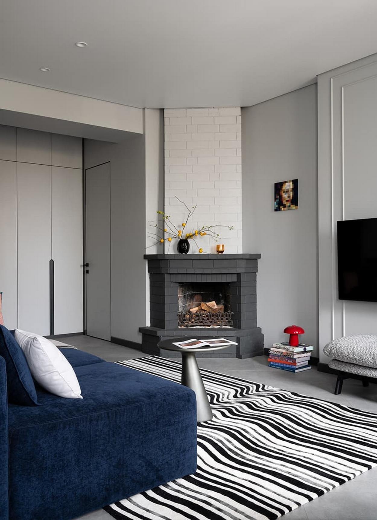 Férfi lakása klasszicista lakóházban: minimalista formák, stukkók, kortárs megoldások