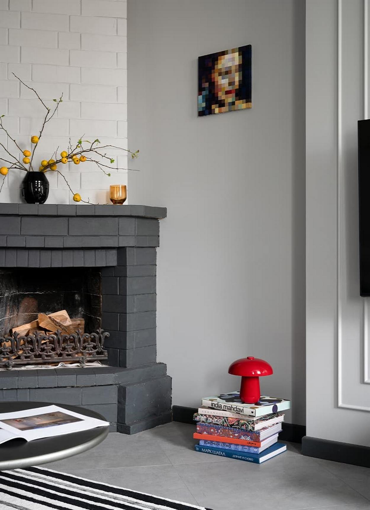 Férfi lakása klasszicista lakóházban: minimalista formák, stukkók, kortárs megoldások