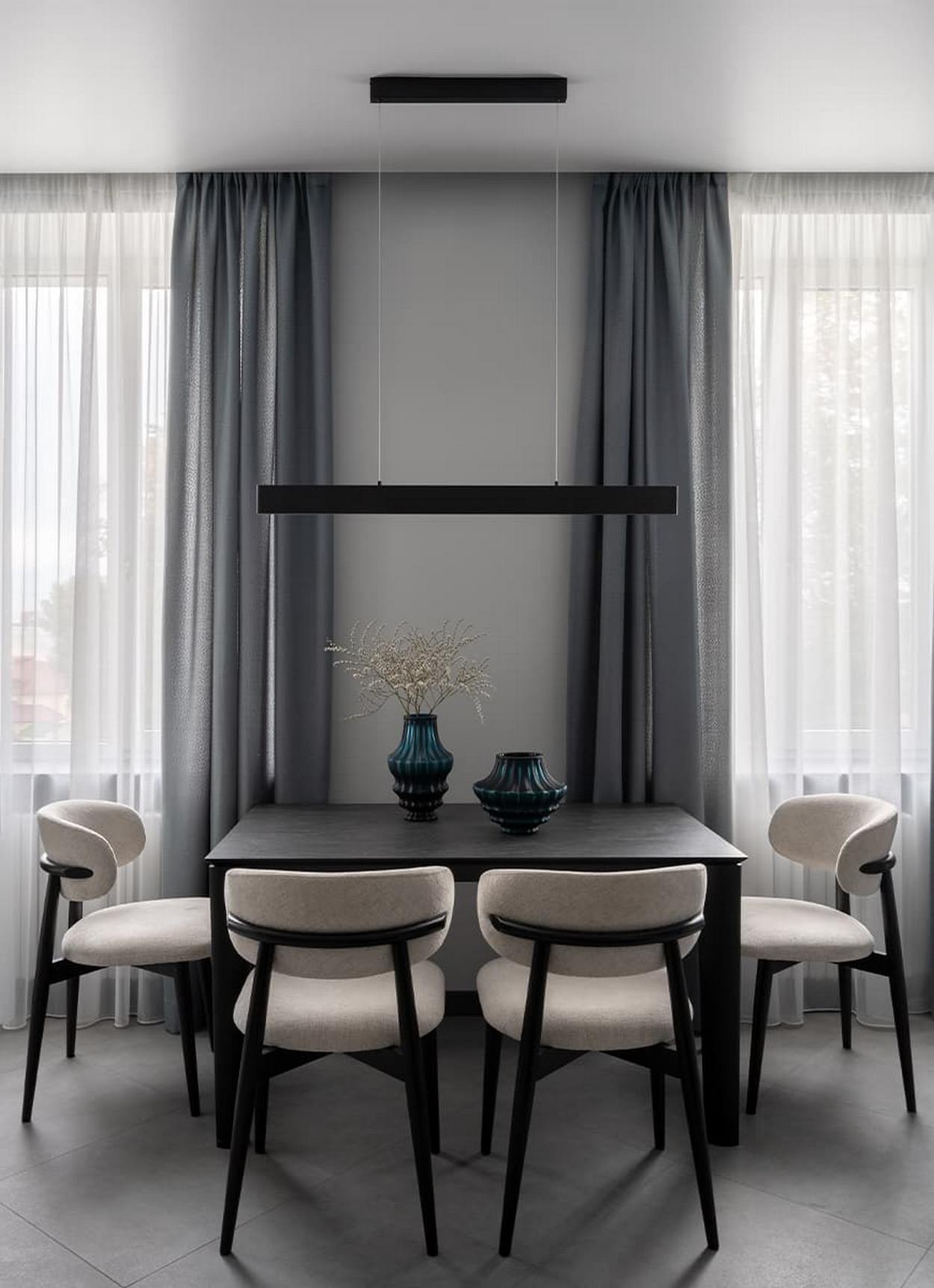 Férfi lakása klasszicista lakóházban: minimalista formák, stukkók, kortárs megoldások