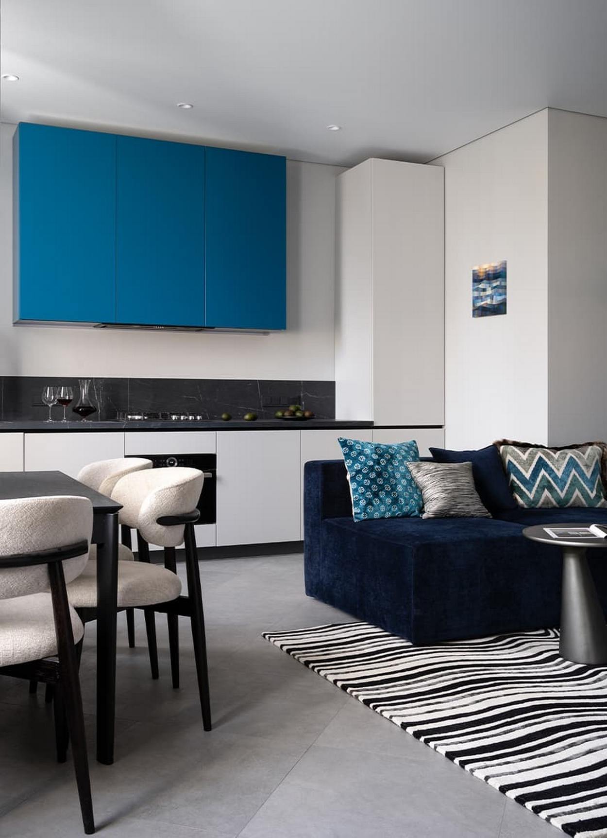 Férfi lakása klasszicista lakóházban: minimalista formák, stukkók, kortárs megoldások