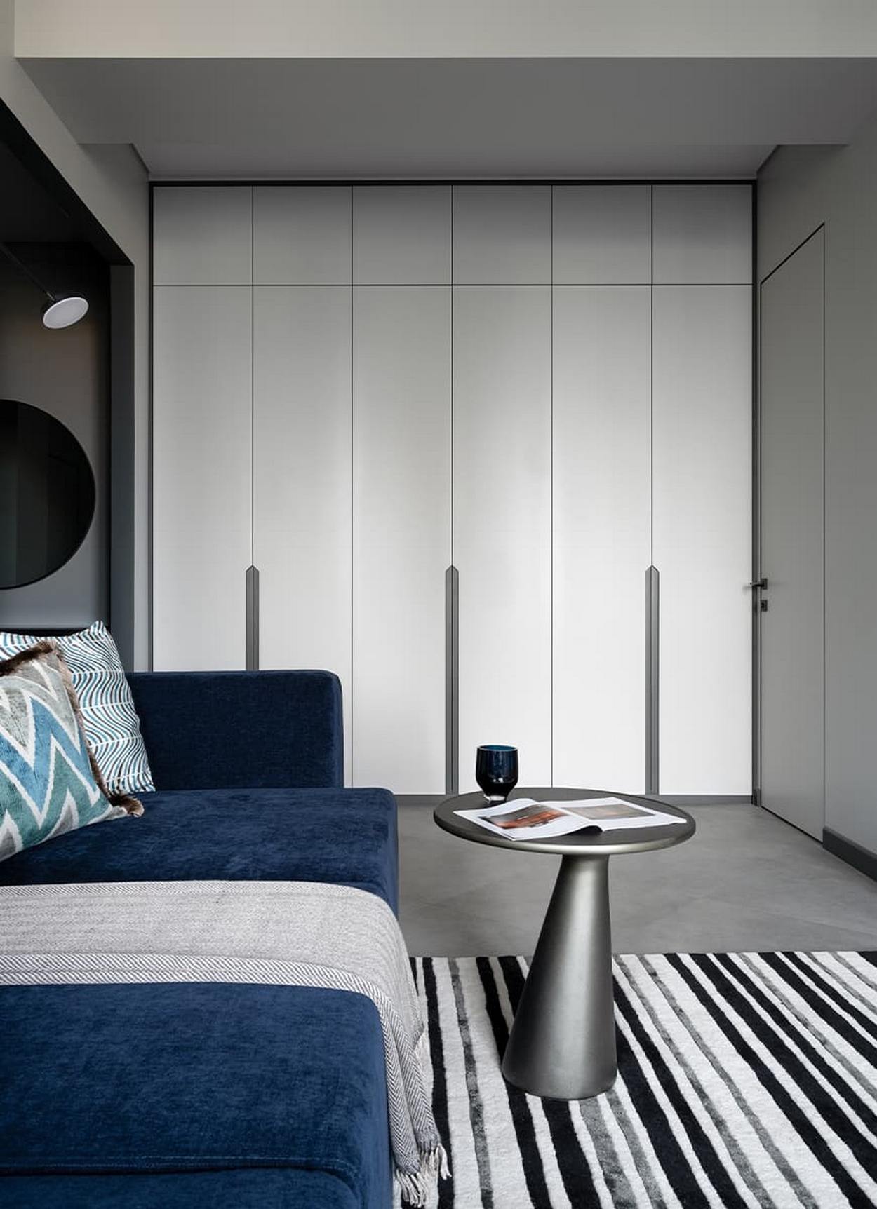 Férfi lakása klasszicista lakóházban: minimalista formák, stukkók, kortárs megoldások