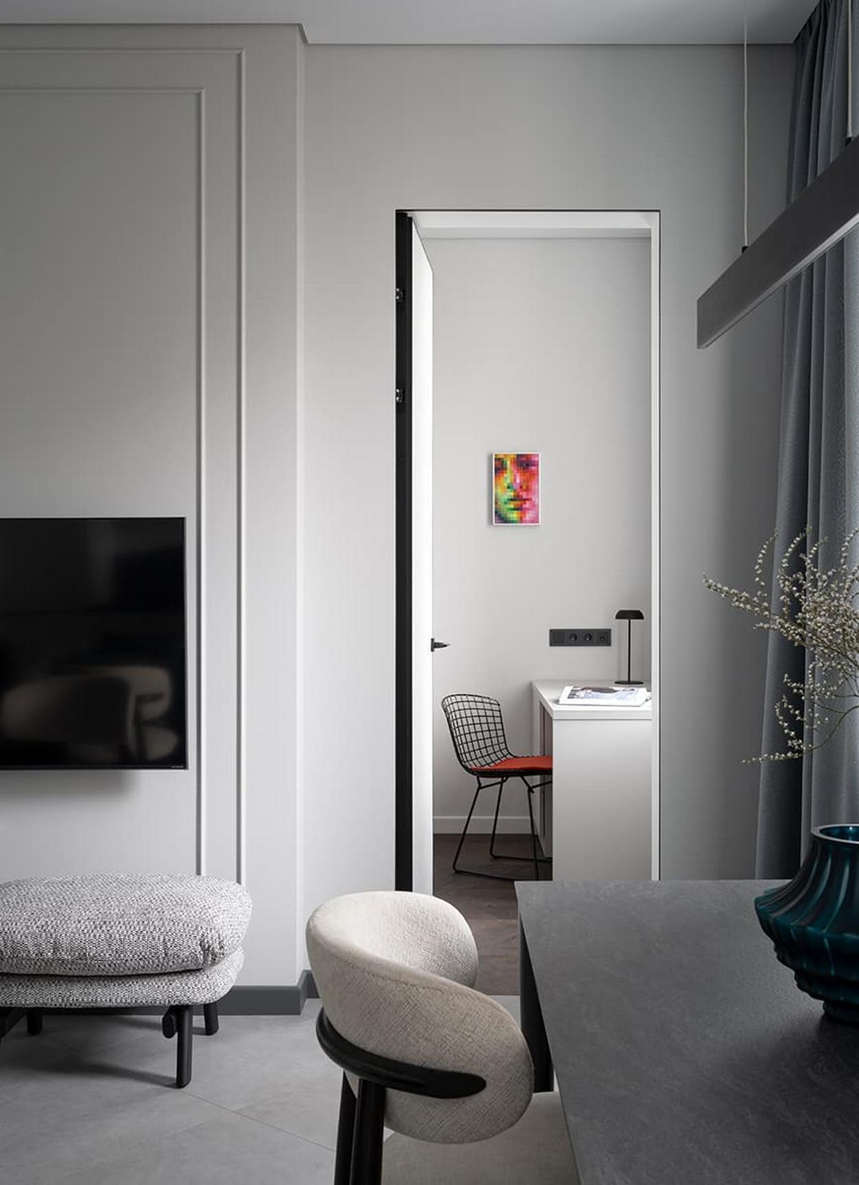 Férfi lakása klasszicista lakóházban: minimalista formák, stukkók, kortárs megoldások