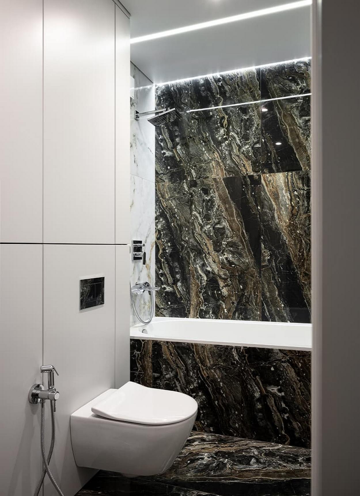 Férfi lakása klasszicista lakóházban: minimalista formák, stukkók, kortárs megoldások