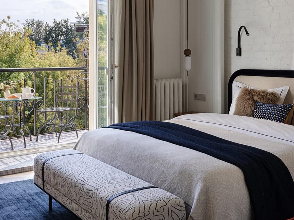 Fiatal gyermekes család ízlésesen berendezett lakása régi lakóépületben