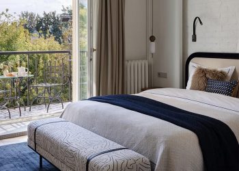 Fiatal gyermekes család ízlésesen berendezett lakása régi lakóépületben