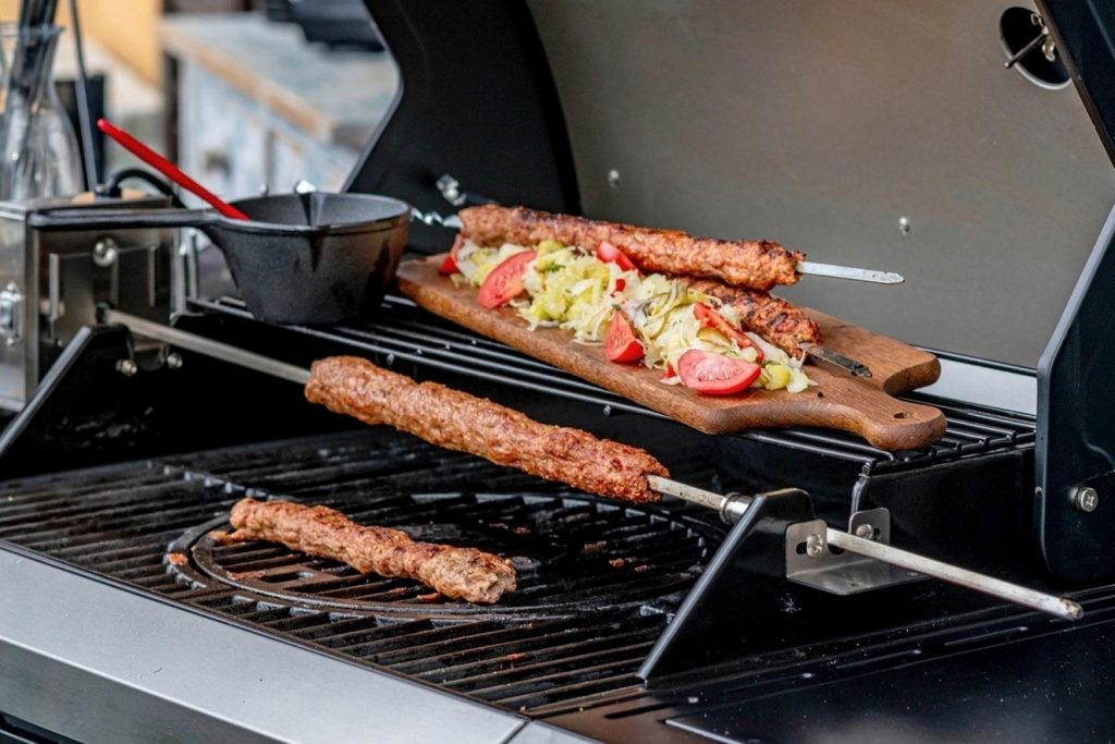 A grillezés akár a legkisebb erkélyen is gasztroélmény: Grillkalauz 2025-re
