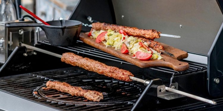 A grillezés akár a legkisebb erkélyen is gasztroélmény: Grillkalauz 2025-re