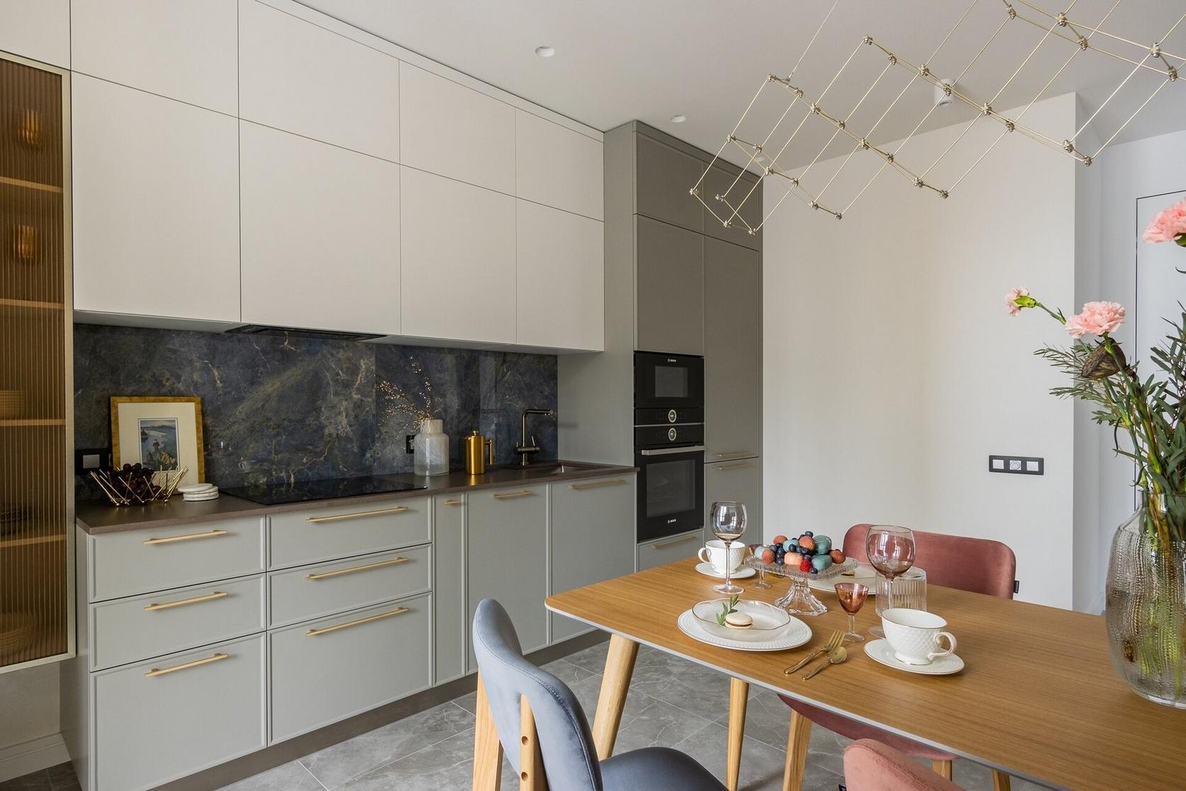 Hogyan alakították át az egyszobás lakásban a konyha‑étkező, hálószoba és nappali zónáit Hogyan alakították át az egyszobás lakásban a konyha‑étkező, hálószoba és nappali zónáit