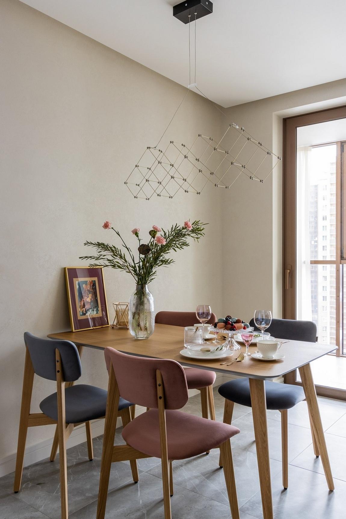 Hogyan alakították át az egyszobás lakásban a konyha‑étkező, hálószoba és nappali zónáit Hogyan alakították át az egyszobás lakásban a konyha‑étkező, hálószoba és nappali zónáit