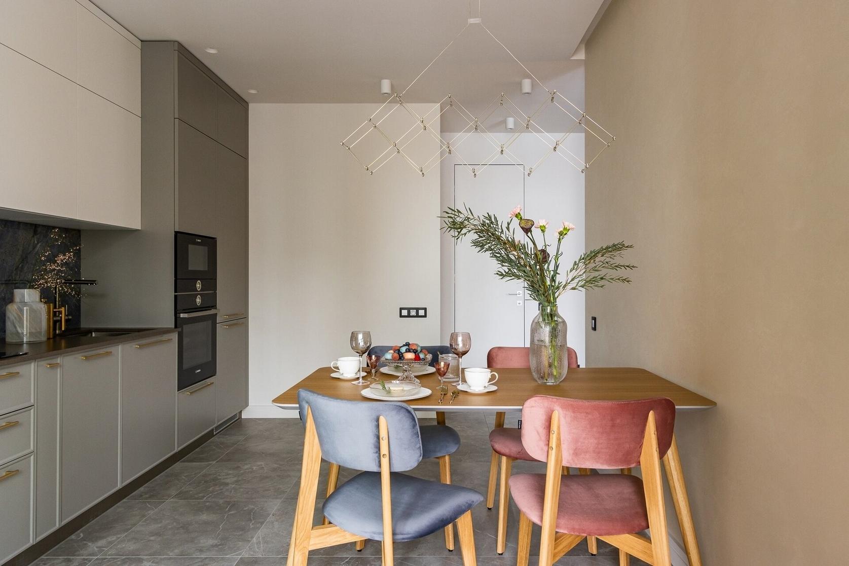 Hogyan alakították át az egyszobás lakásban a konyha‑étkező, hálószoba és nappali zónáit Hogyan alakították át az egyszobás lakásban a konyha‑étkező, hálószoba és nappali zónáit