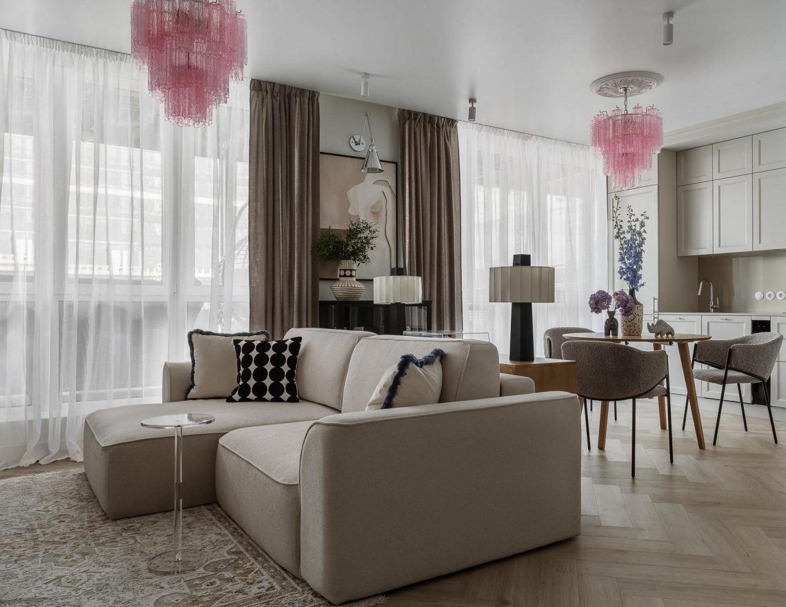 Két rózsaszín függőlámpa dobja fel a visszafogott, elegáns berendezést