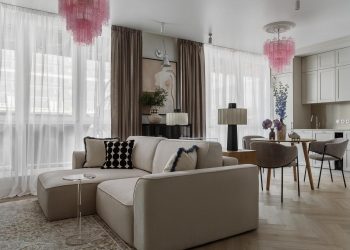 Két rózsaszín függőlámpa dobja fel a visszafogott, elegáns berendezést