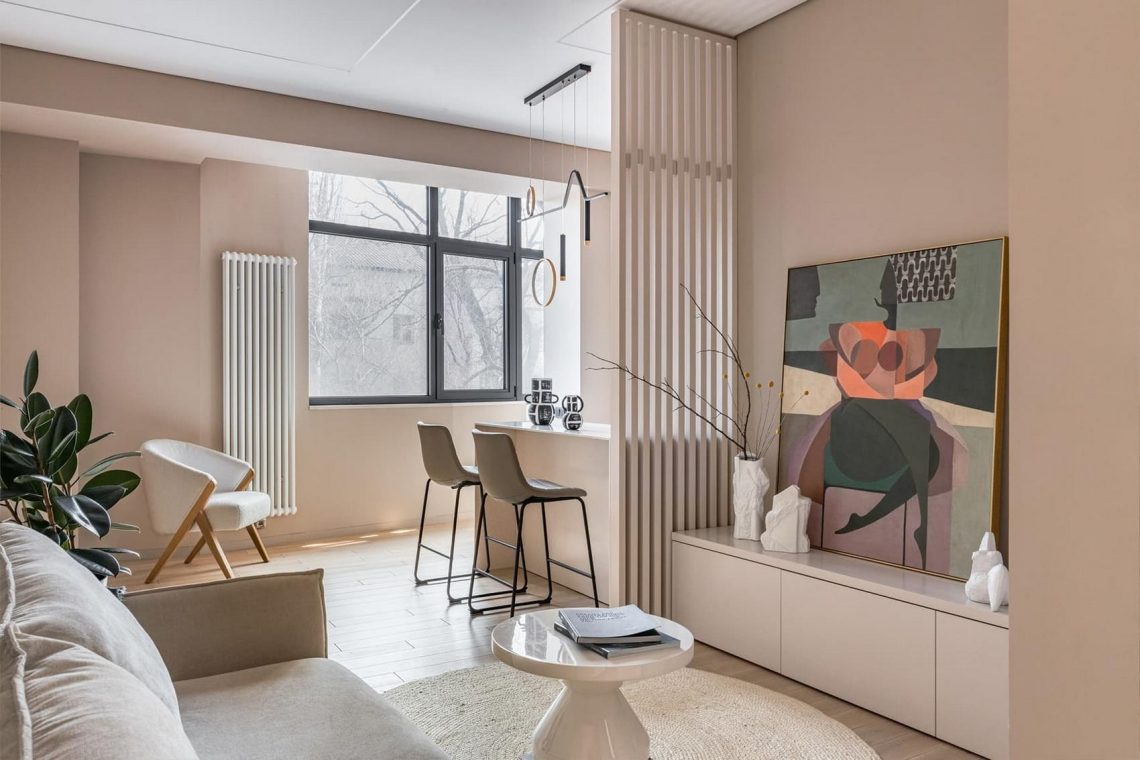 Kompakt konyha és a szokásostól eltérő elrendezés házaspár otthonában