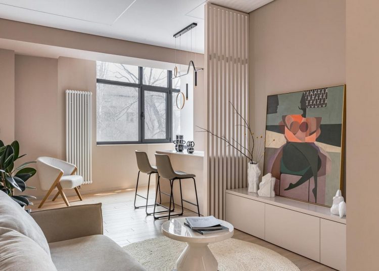 Kompakt konyha és a szokásostól eltérő elrendezés házaspár otthonában