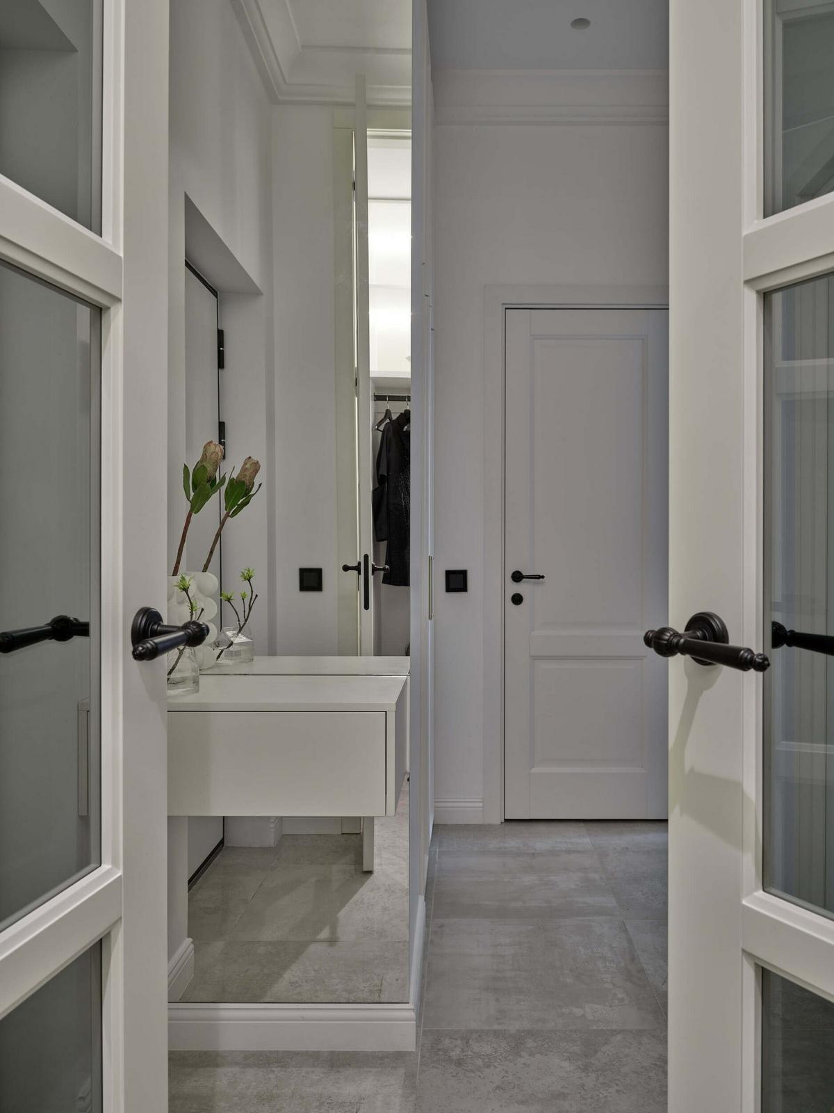 Kortárs és klasszikus elemek egy finoman nőisre hangolt 47m2-es lakásban Kortárs és klasszikus elemek egy finoman nőisre hangolt 47m2-es lakásban