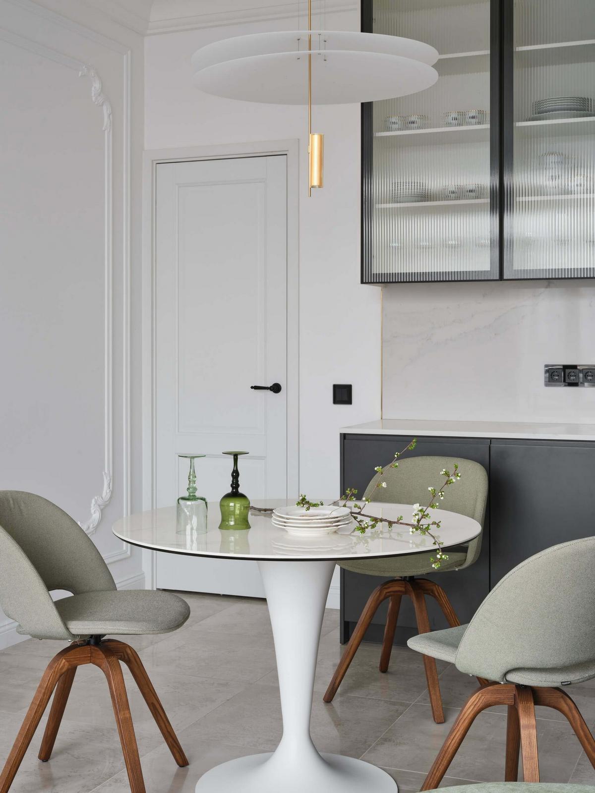 Kortárs és klasszikus elemek egy finoman nőisre hangolt 47m2-es lakásban Kortárs és klasszikus elemek egy finoman nőisre hangolt 47m2-es lakásban