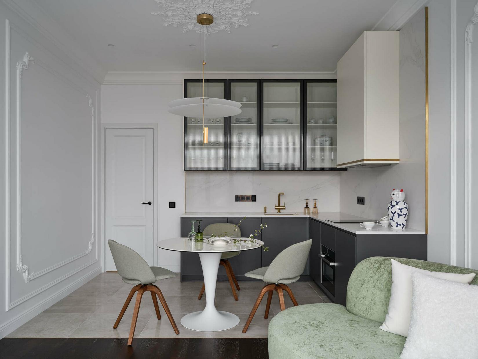 Kortárs és klasszikus elemek egy finoman nőisre hangolt 47m2-es lakásban Kortárs és klasszikus elemek egy finoman nőisre hangolt 47m2-es lakásban