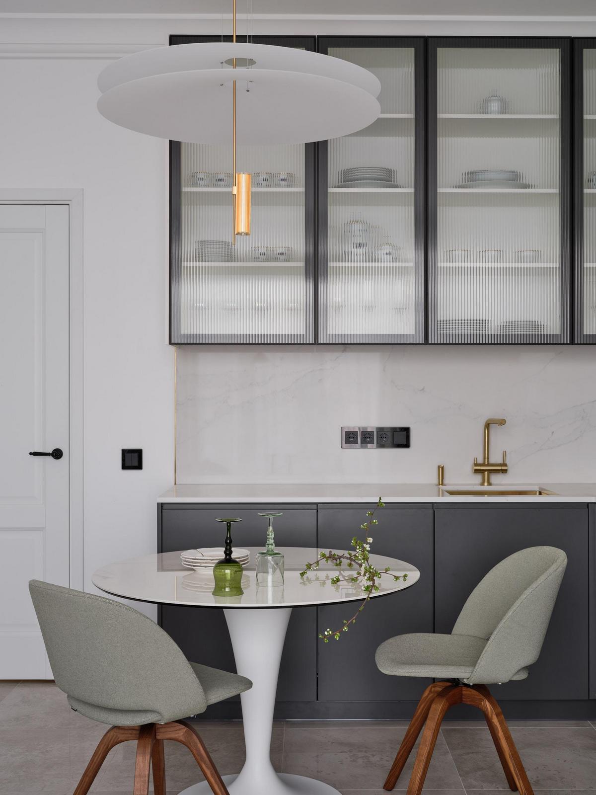 Kortárs és klasszikus elemek egy finoman nőisre hangolt 47m2-es lakásban Kortárs és klasszikus elemek egy finoman nőisre hangolt 47m2-es lakásban