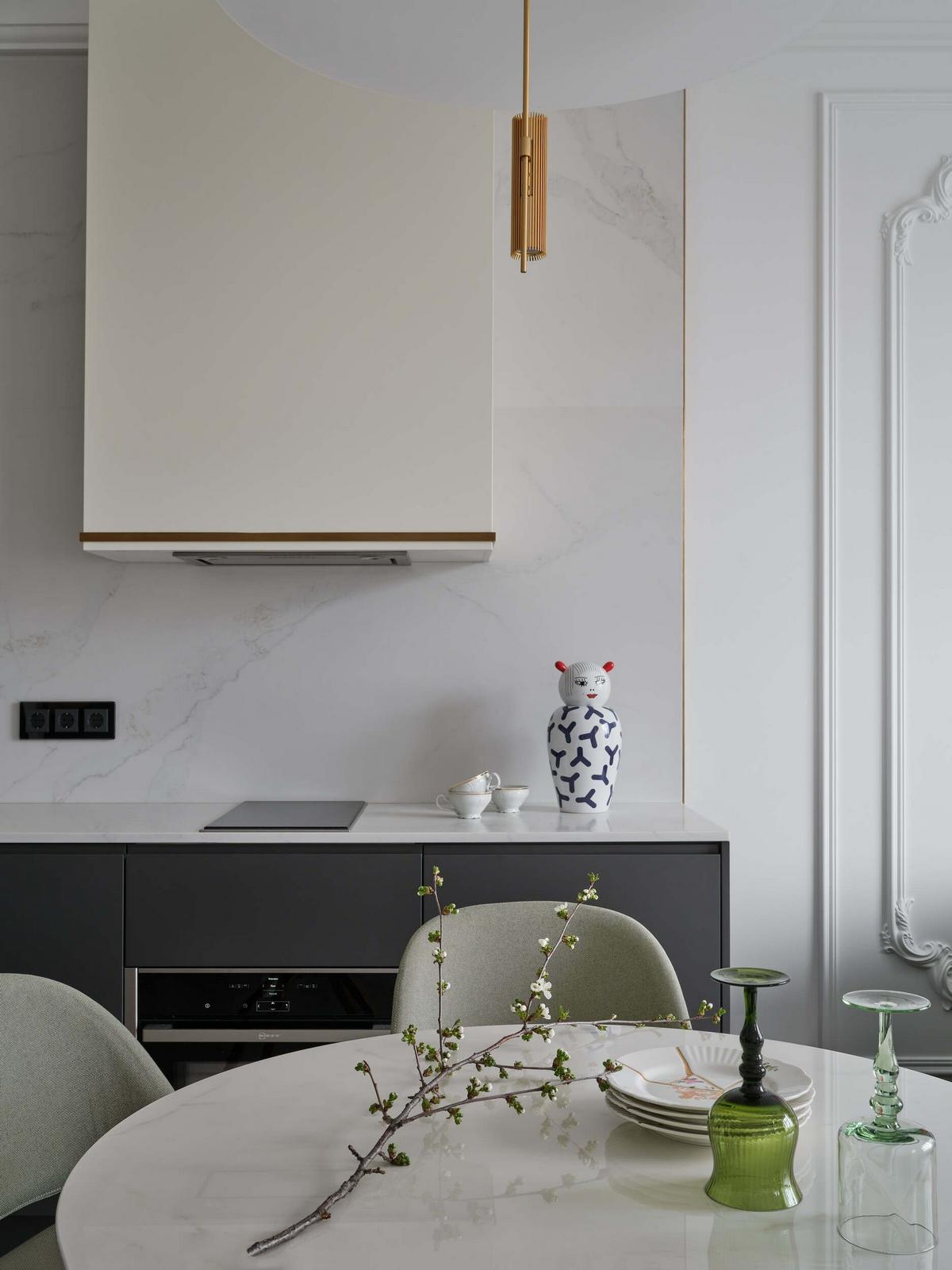 Kortárs és klasszikus elemek egy finoman nőisre hangolt 47m2-es lakásban Kortárs és klasszikus elemek egy finoman nőisre hangolt 47m2-es lakásban