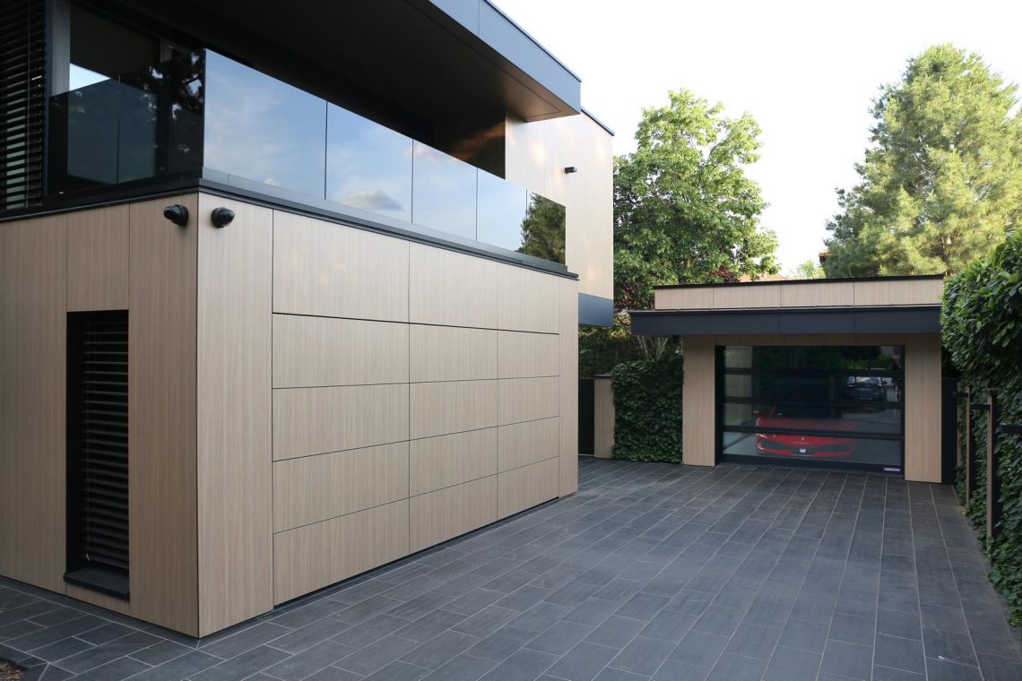 A ház, ahol a garázskapu is stílust teremt - egy különleges átalakítás története Hörmann kapukkal