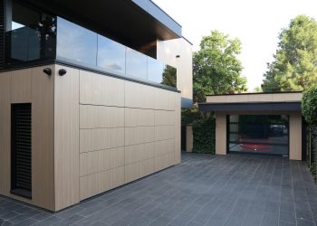 A ház, ahol a garázskapu is stílust teremt - egy különleges átalakítás története Hörmann kapukkal