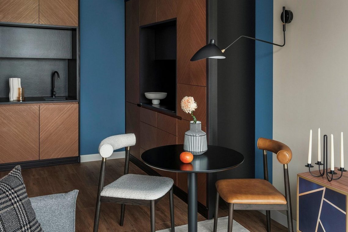 Brutalizmus, klasszika és színblokk: rendhagyó kislakás berendezés 35 m²-en