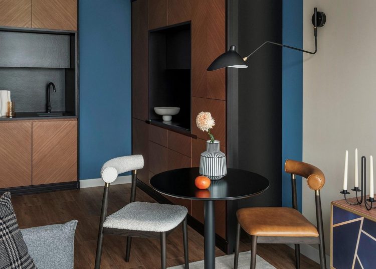 Brutalizmus, klasszika és színblokk: rendhagyó kislakás berendezés 35 m²-en