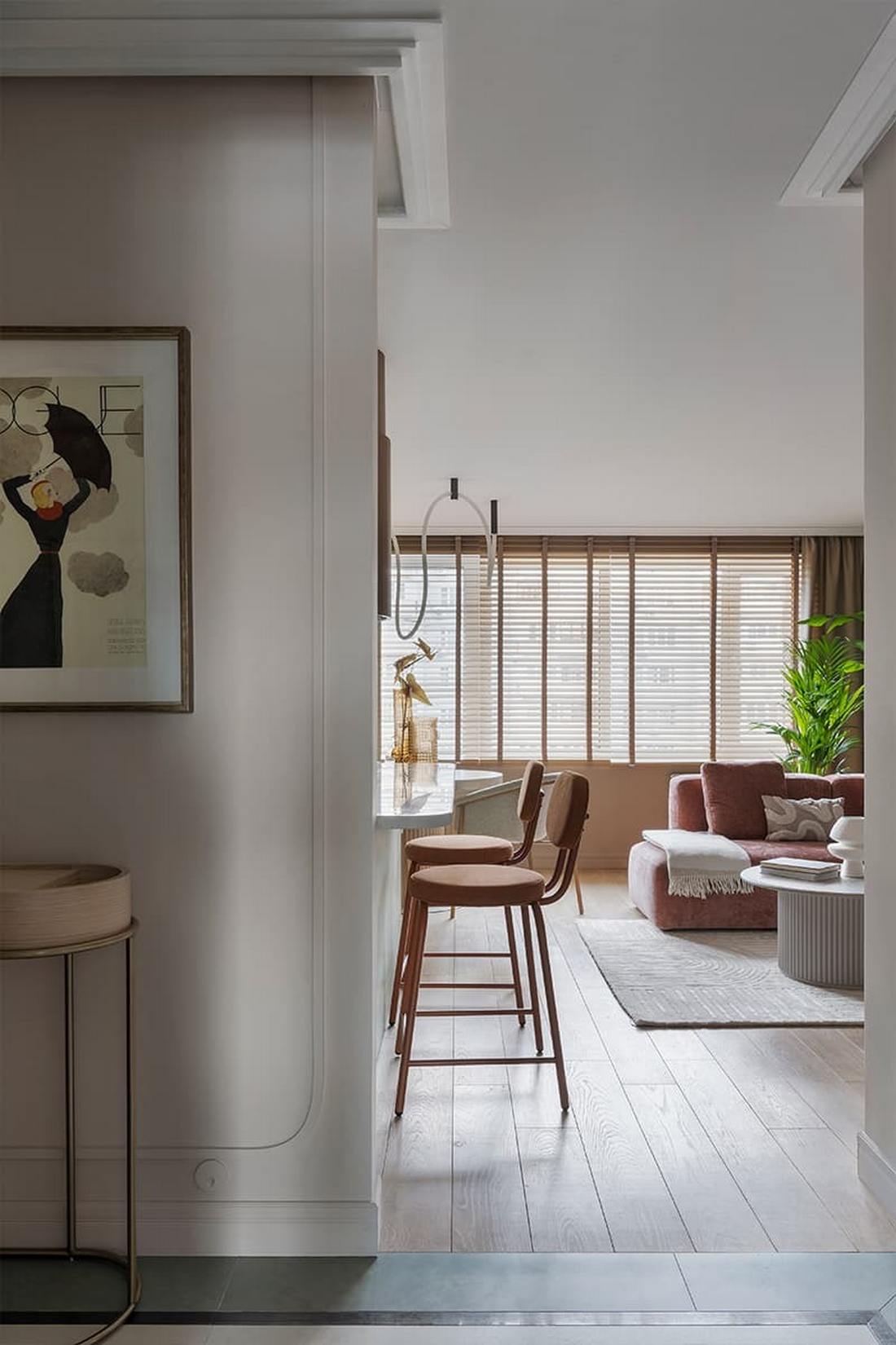 Lágy formák és bársonyos textúrák család finoman színes lakásában