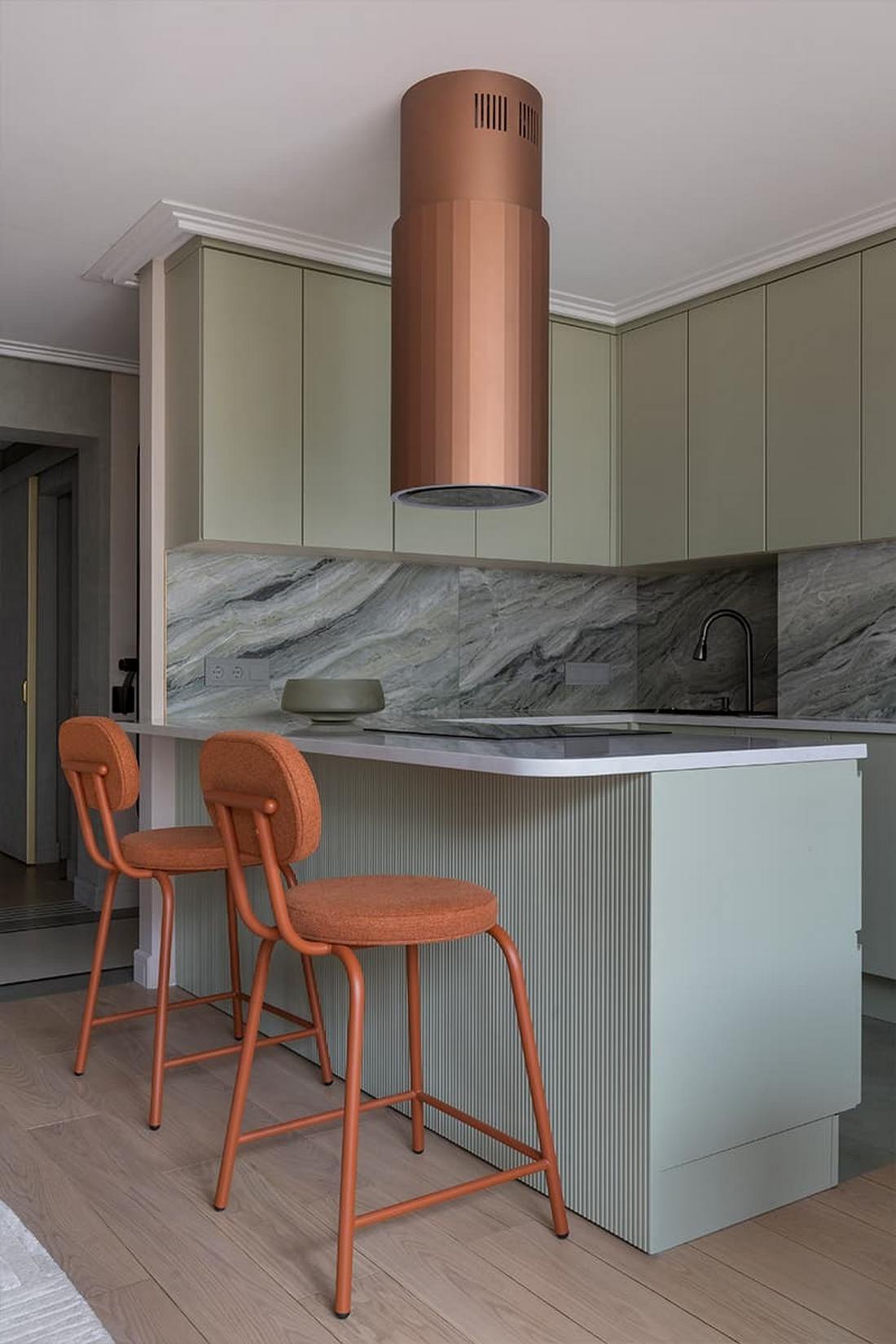 Lágy formák és bársonyos textúrák család finoman színes lakásában