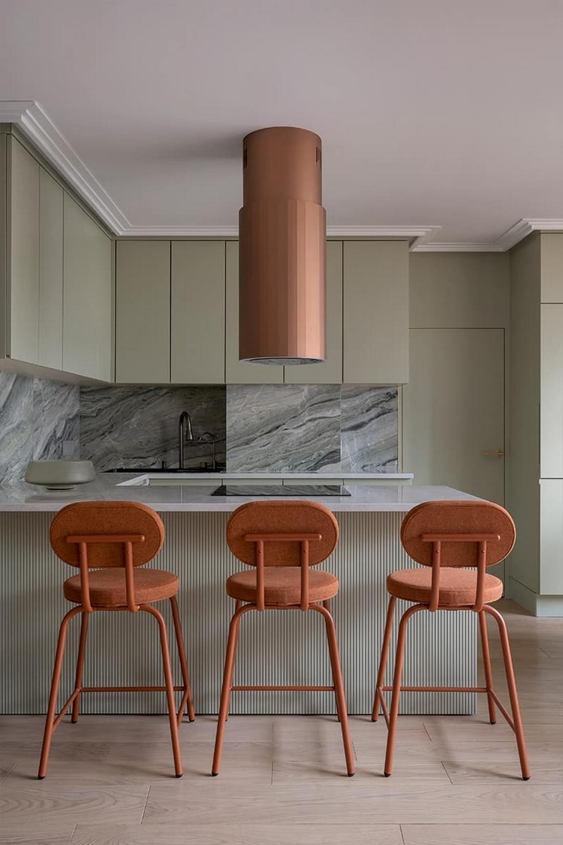 Lágy formák és bársonyos textúrák család finoman színes lakásában