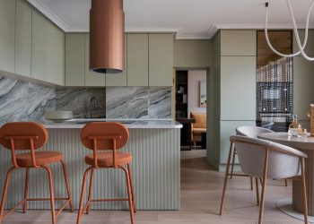 Lágy formák és bársonyos textúrák család finoman színes lakásában