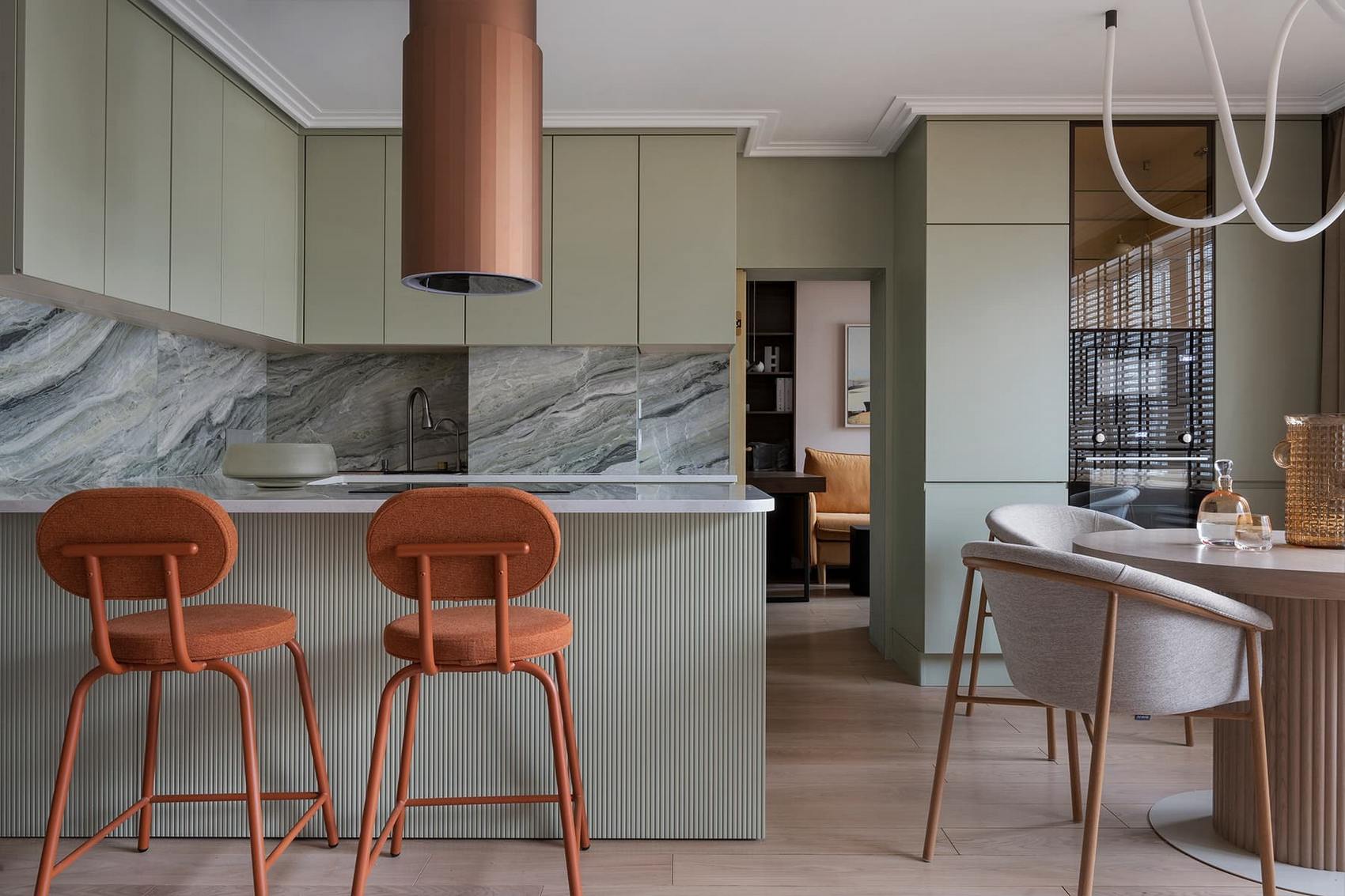 Lágy formák és bársonyos textúrák család finoman színes lakásában