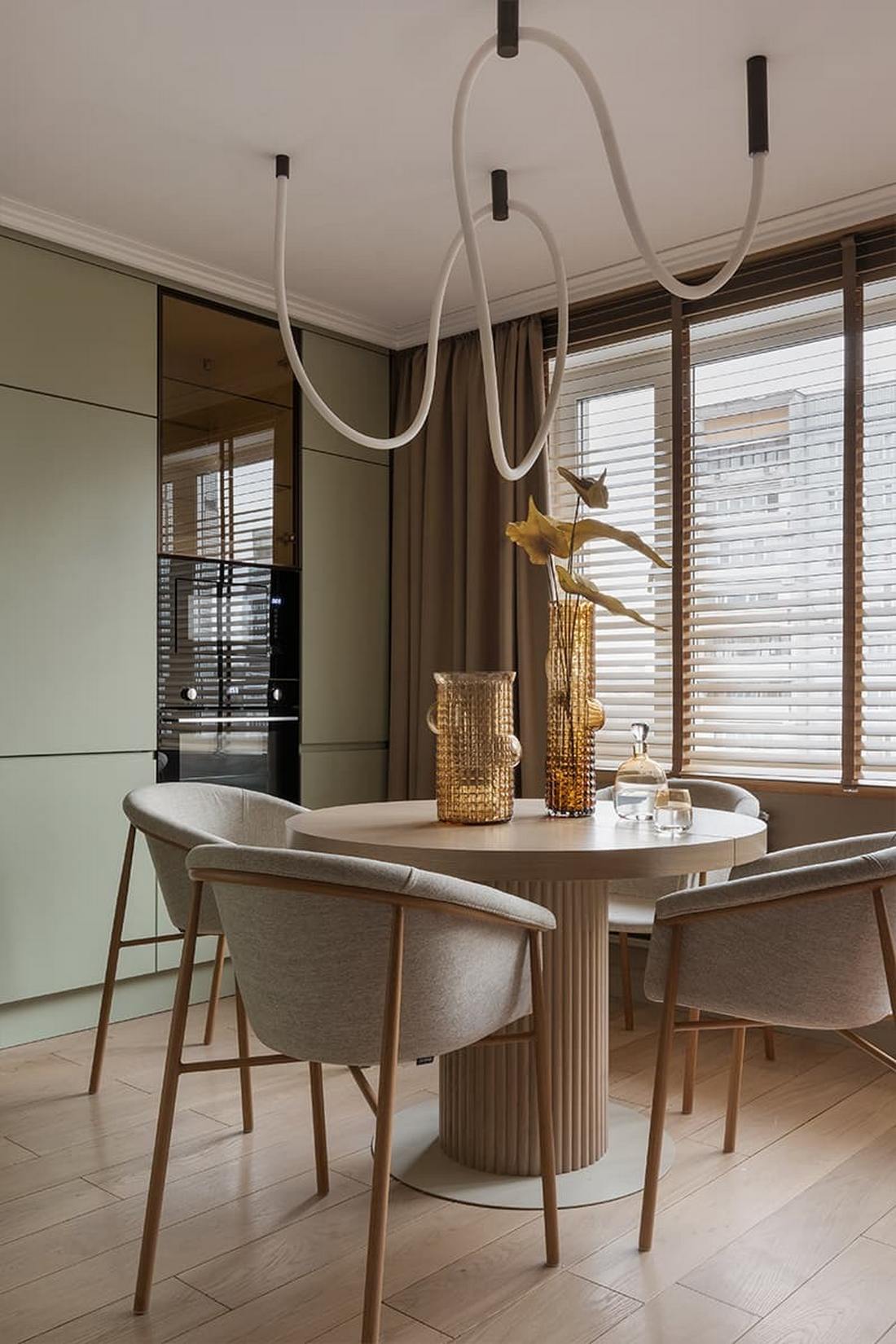 Lágy formák és bársonyos textúrák család finoman színes lakásában