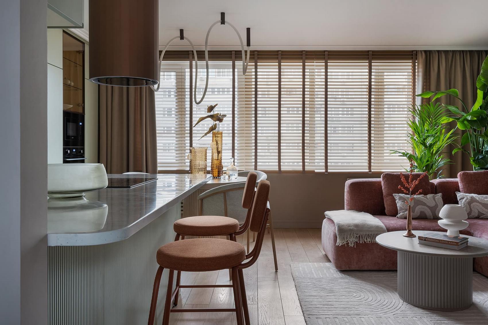 Lágy formák és bársonyos textúrák család finoman színes lakásában