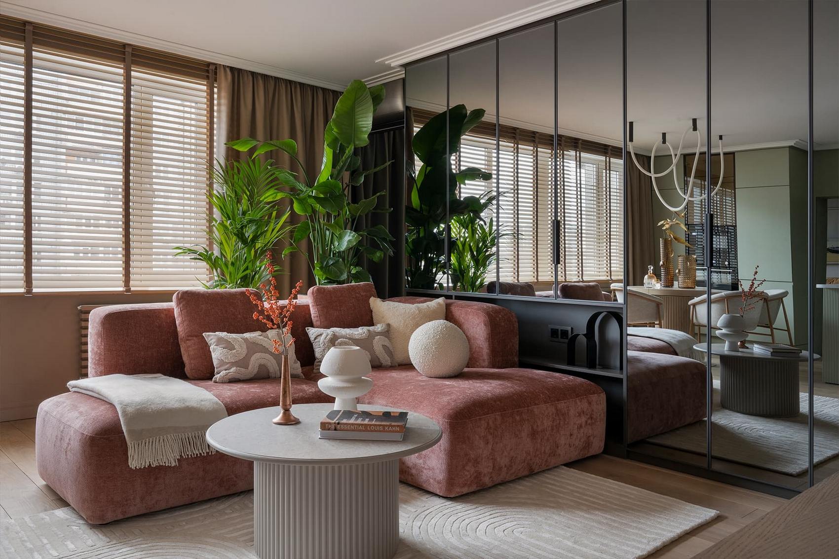 Lágy formák és bársonyos textúrák család finoman színes lakásában