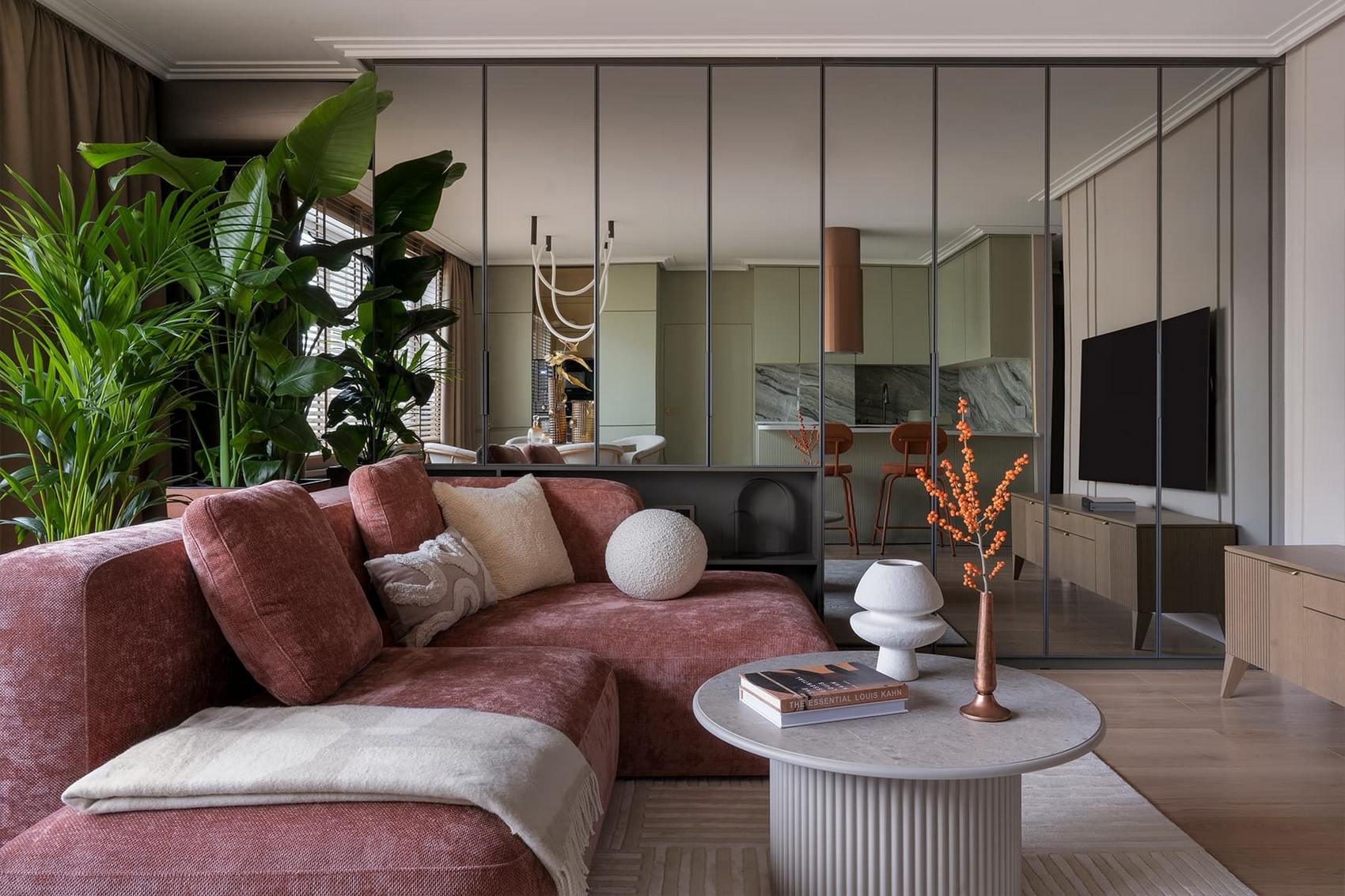 Lágy formák és bársonyos textúrák család finoman színes lakásában