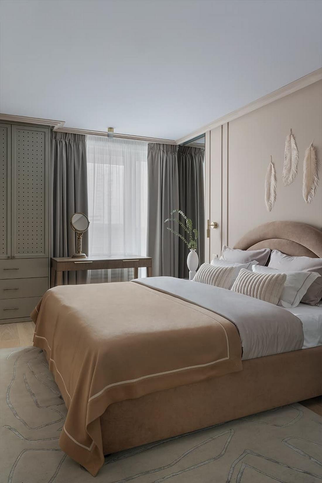 Lágy formák és bársonyos textúrák család finoman színes lakásában