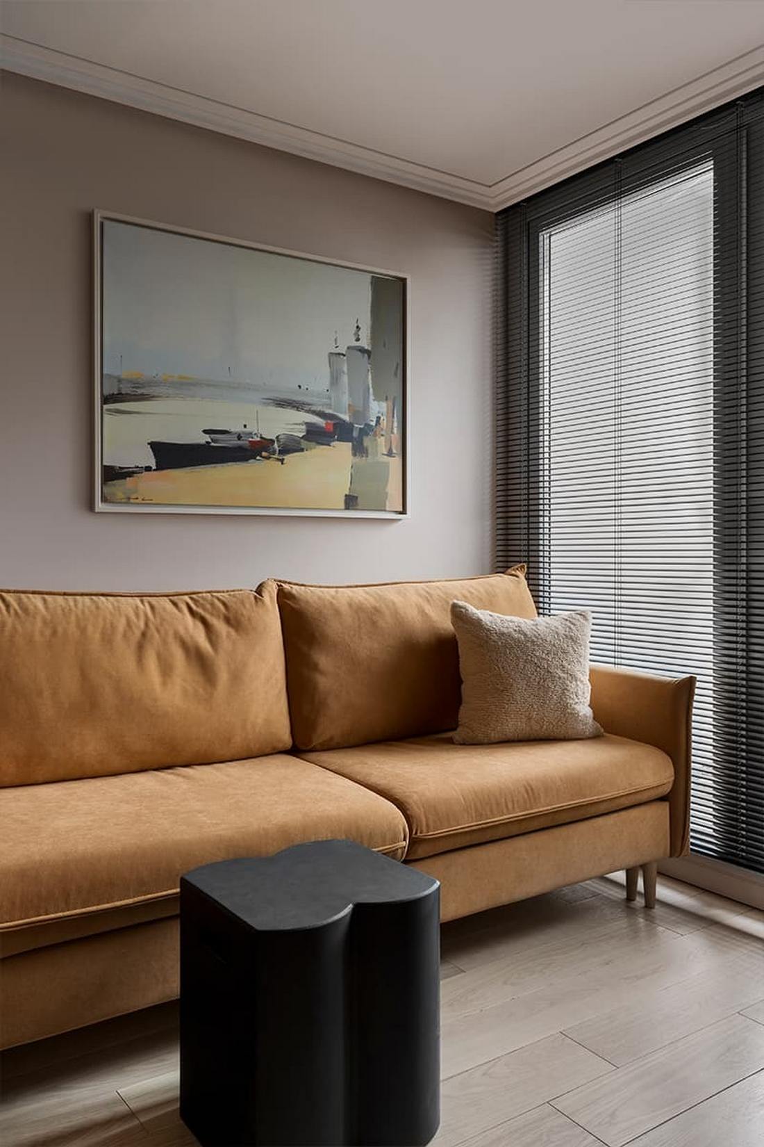 Lágy formák és bársonyos textúrák család finoman színes lakásában