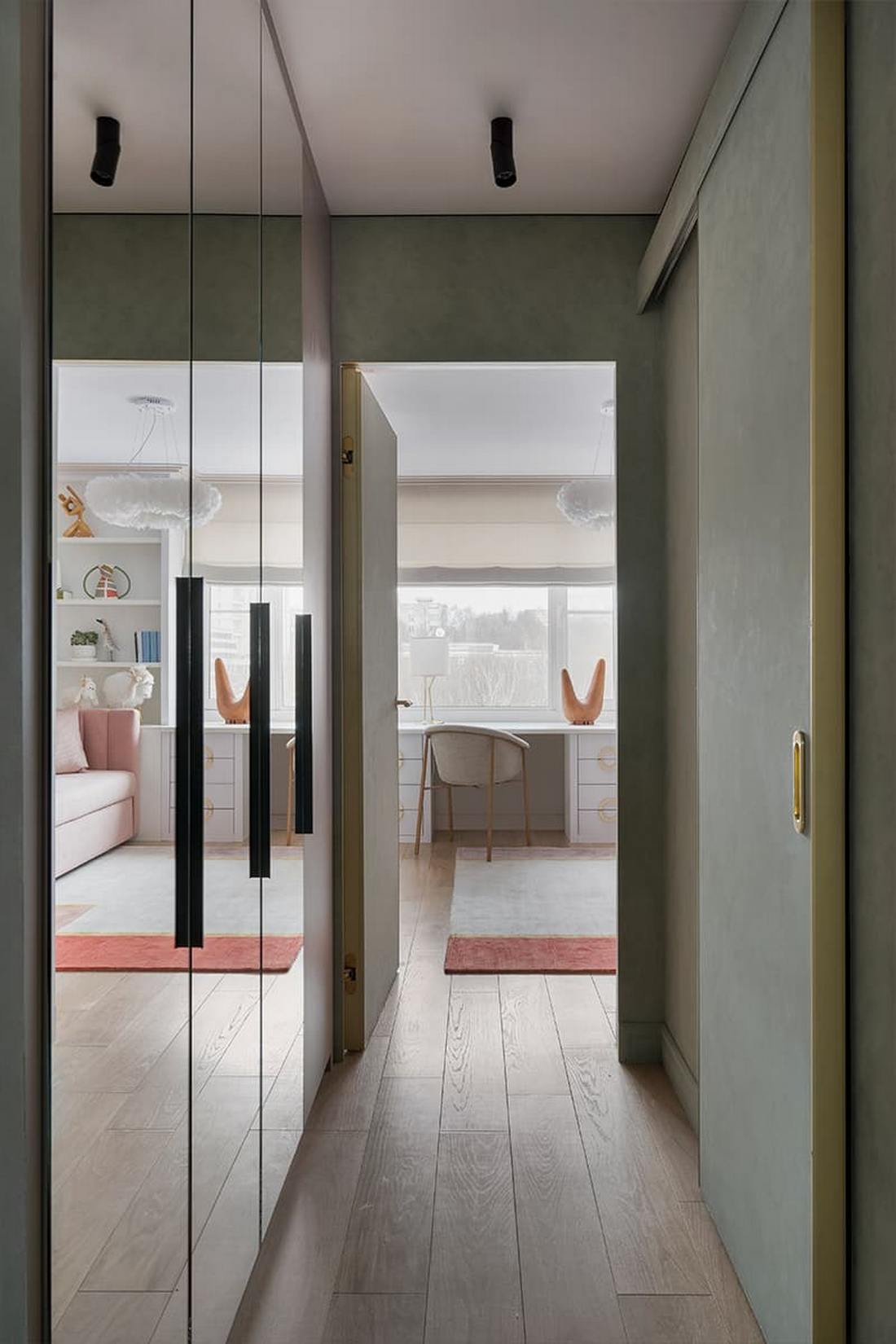 Lágy formák és bársonyos textúrák család finoman színes lakásában