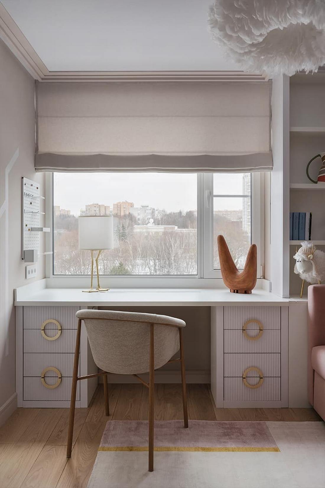 Lágy formák és bársonyos textúrák család finoman színes lakásában