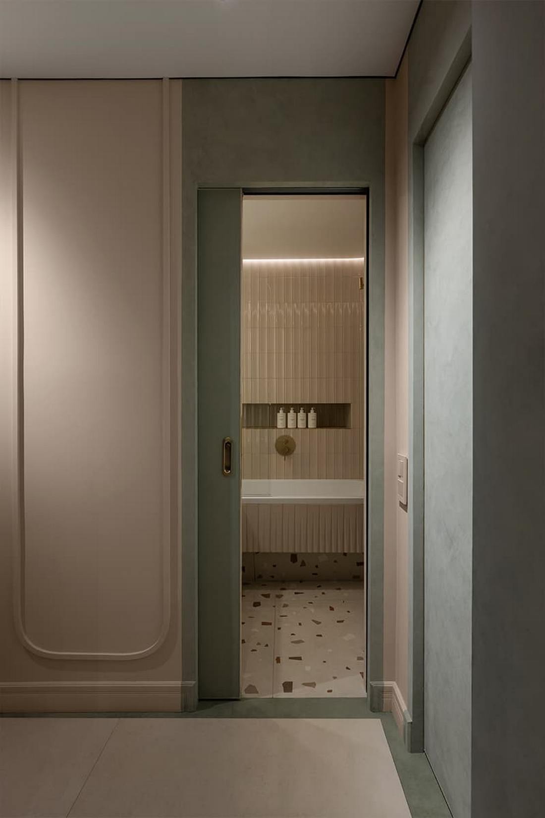 Lágy formák és bársonyos textúrák család finoman színes lakásában