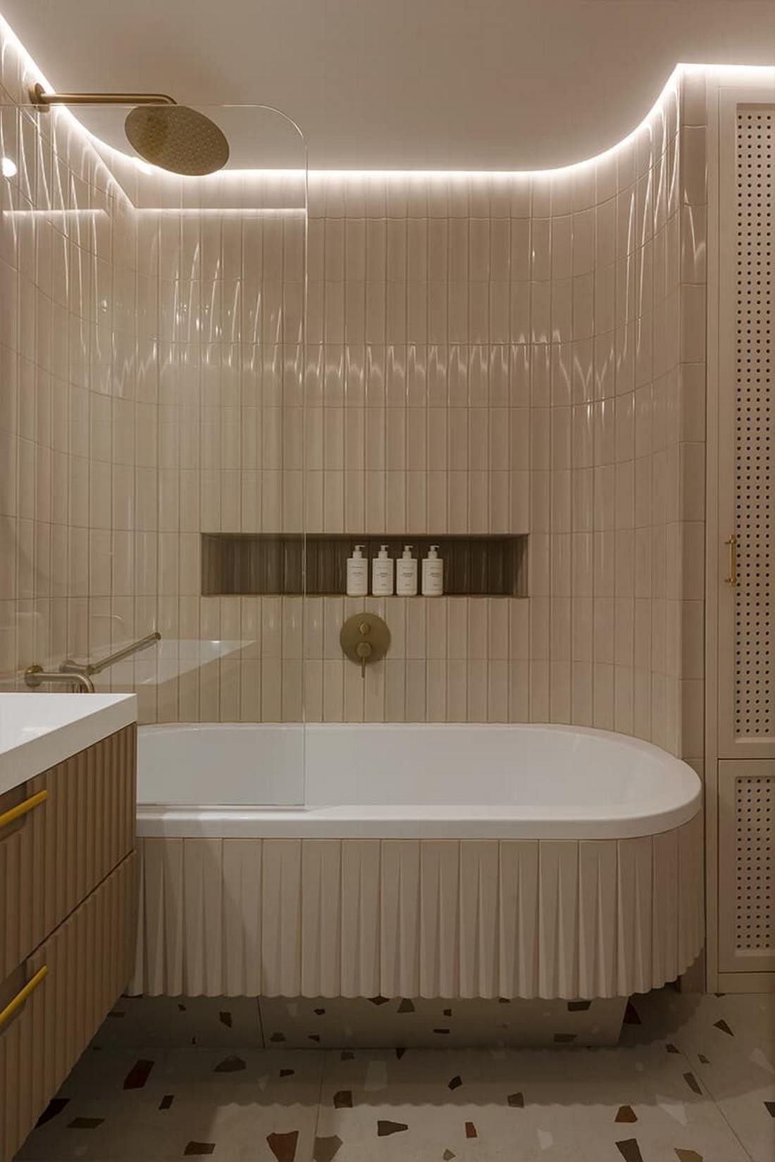 Lágy formák és bársonyos textúrák család finoman színes lakásában