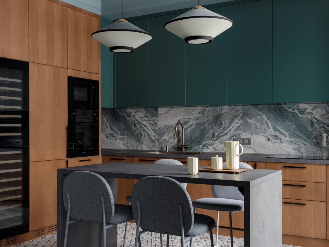 Lakásdekoráció gyönyörű mély színekkel középkorú házaspár otthonában