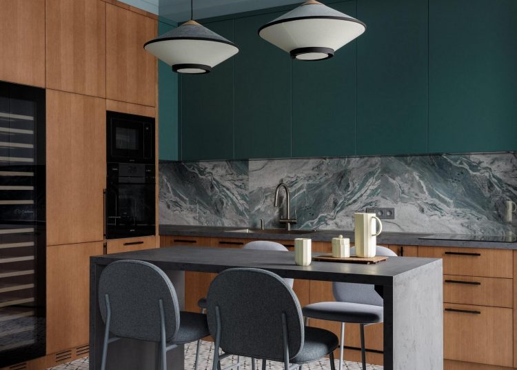 Lakásdekoráció gyönyörű mély színekkel középkorú házaspár otthonában