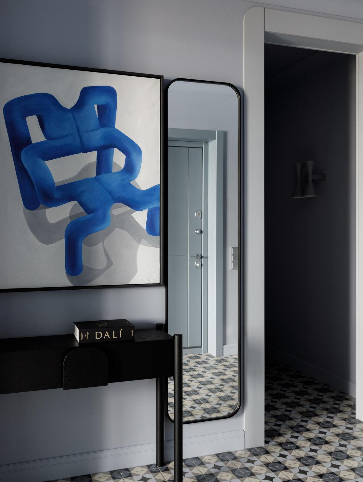 Lakásdekoráció gyönyörű mély színekkel középkorú házaspár otthonában Lakásdekoráció gyönyörű mély színekkel középkorú házaspár otthonában